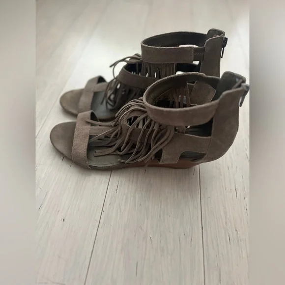 Steve Madden fringe sandals. 8.5. Taupe. Used. - Picture 4 of 5